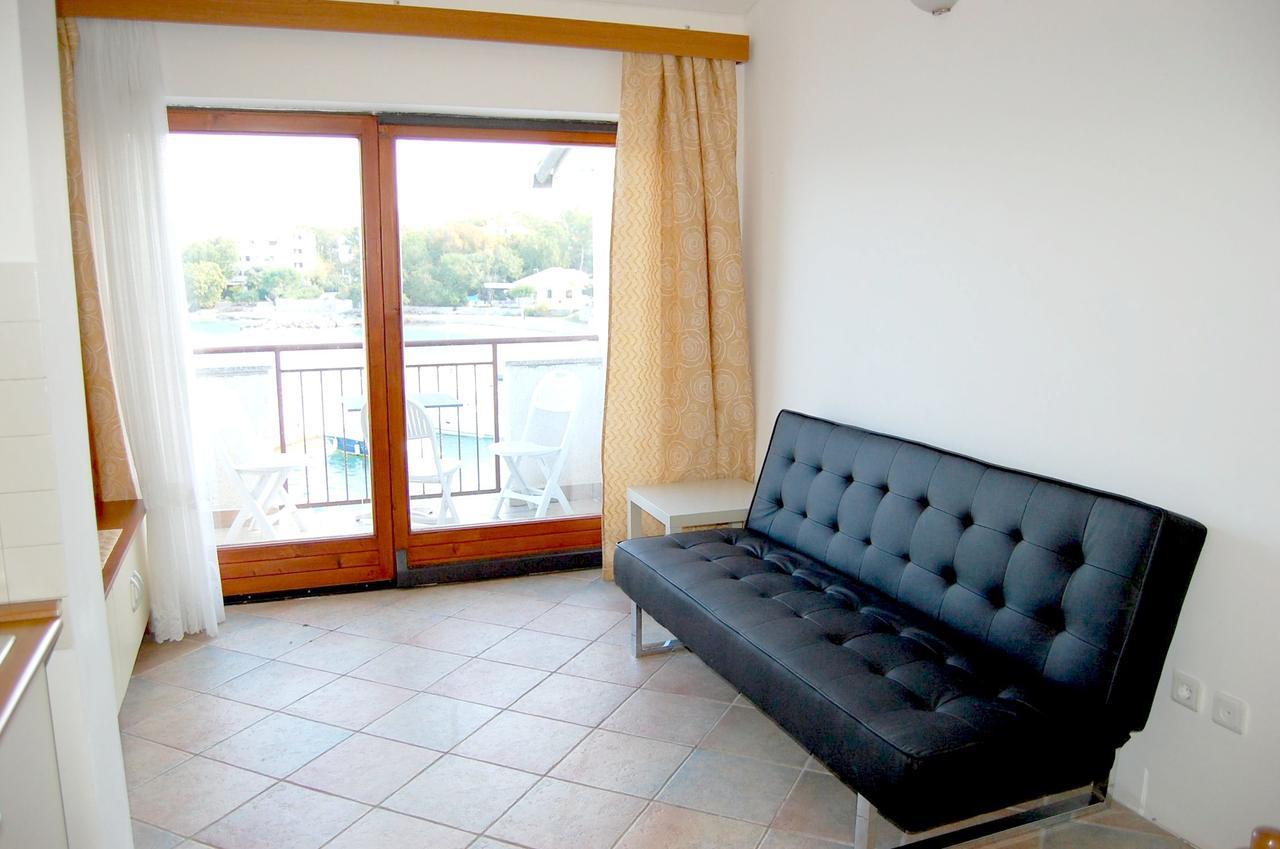 Apartments Myadria Malinska Extérieur photo
