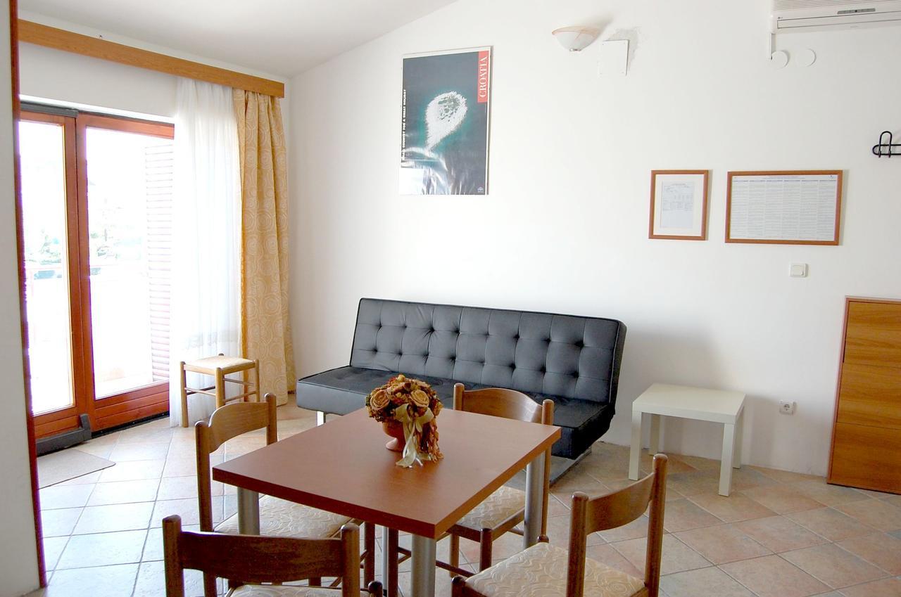 Apartments Myadria Malinska Extérieur photo