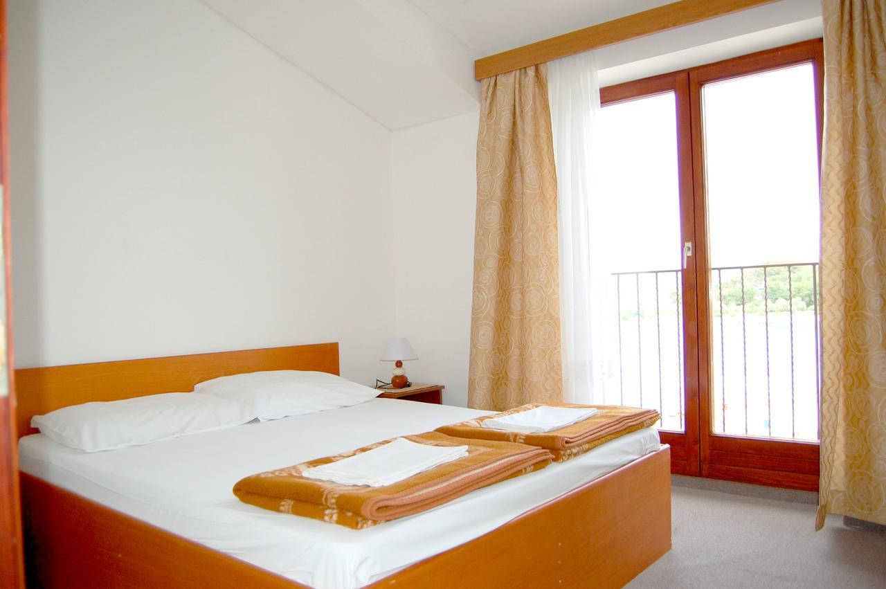 Apartments Myadria Malinska Extérieur photo