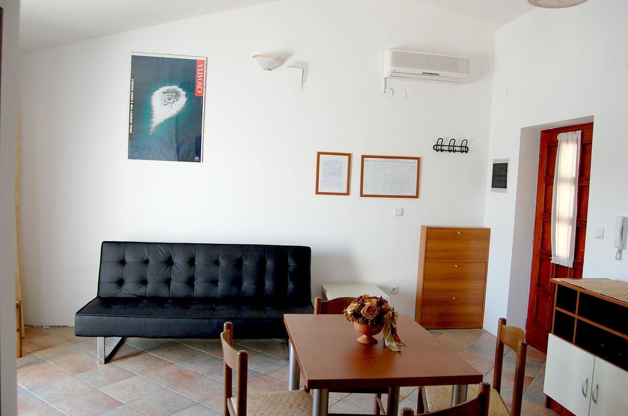 Apartments Myadria Malinska Extérieur photo